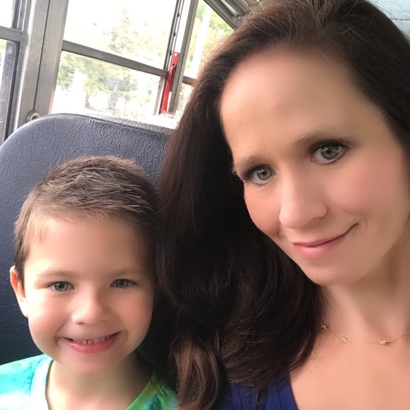 🌼Meet your posher, Amanda!🌸 - Picture 2 of 3